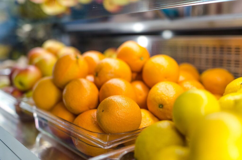Oranges and lemons in a fruit display