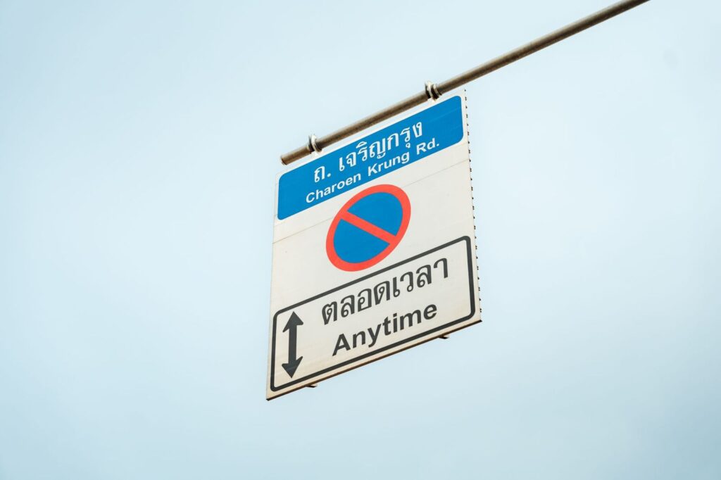A street sign in Thai and English